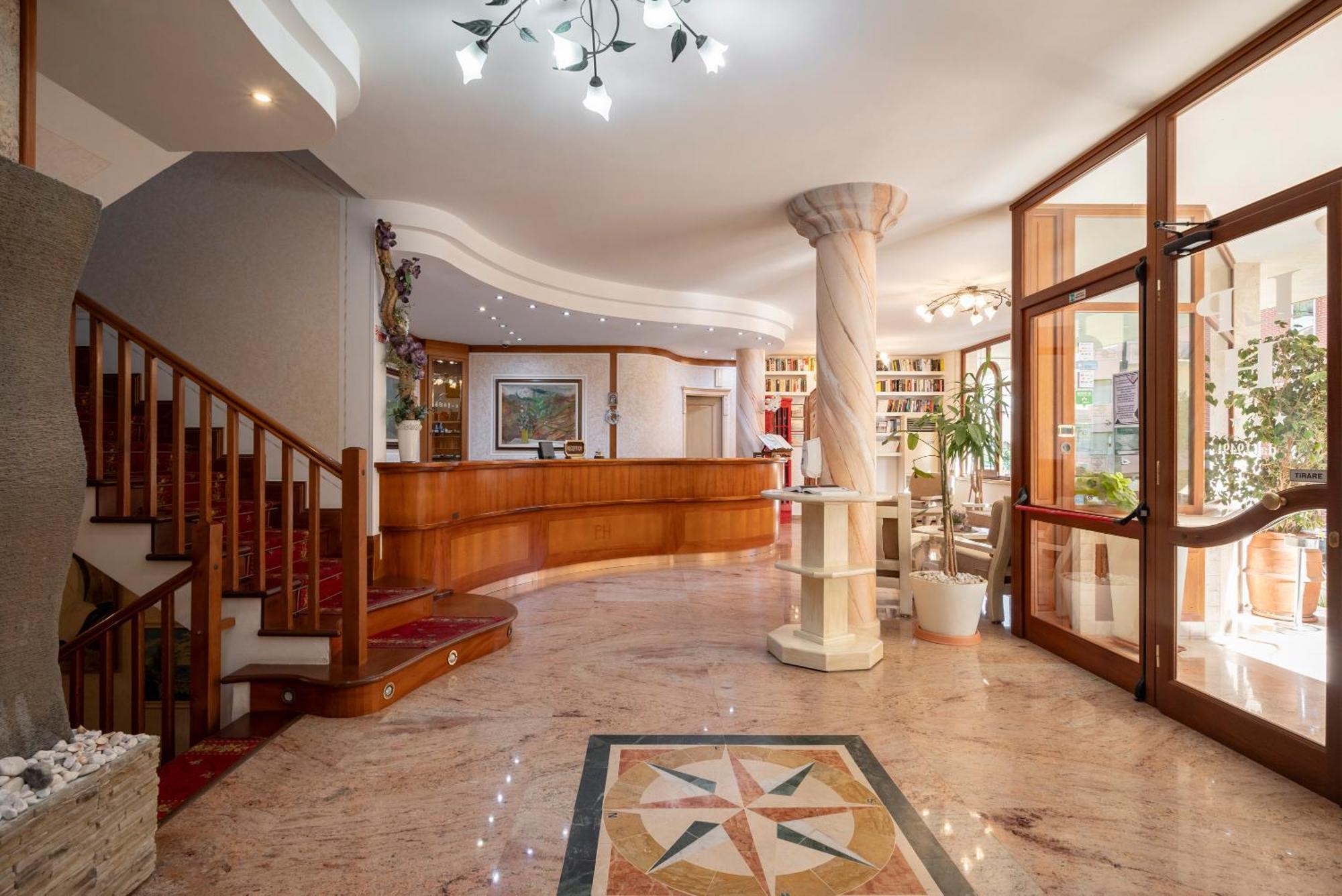 Lola Piccolo Hotel E Appartamenti Marina di Grosseto Eksteriør bilde